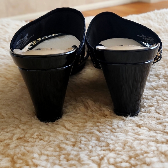 Gorgeous NWOT Coach And Four Dress Wedge Heel Sandals 🩶💛🖤 - Picture 5 of 16